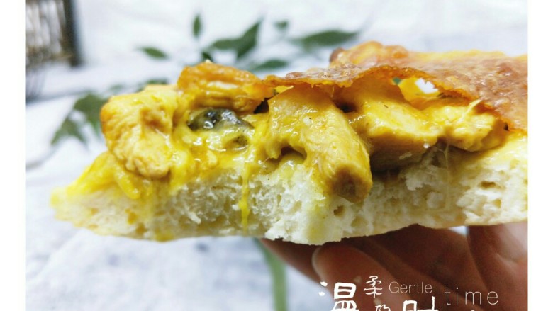 做饼+咖喱香菇鸡丁披萨饼,一口咬下去特别满足,诱惑到你吗?如果有,做起来吧!(^_^)