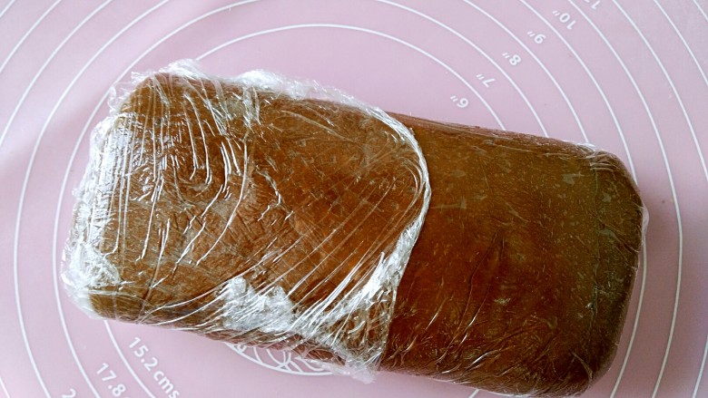 网红脏脏包,然后包入保鲜膜放冰箱松弛15分钟左右