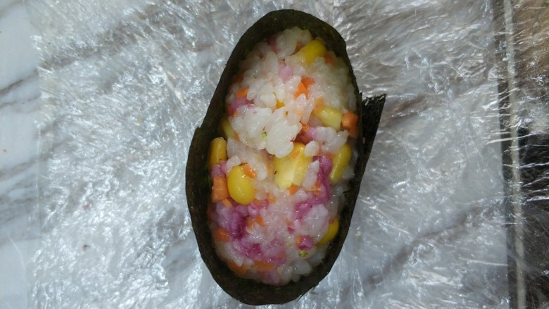 金枪鱼三色饭团,海苔剪成条,围边,上面放一些金枪鱼沙拉,鹅肝酱,鱼子酱都可以,馅料可以随意