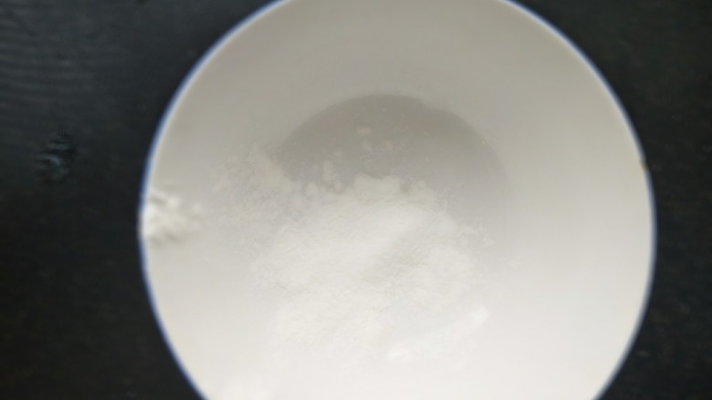 做饼~春饼卷酱爆六合菜,淀粉放水搅拌均匀,倒入炒锅,收汤水,放入香油,出锅。
