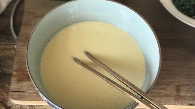 豪华版鸡蛋饼,温水加入盐搅匀,倒入面粉,一边倒一遍用筷子搅拌,直到没有面粉颗粒。