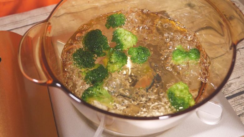 鸡肉蔬菜饼,西兰花可以多煮一下,其他容易熟的蔬菜焯水即可捞出。