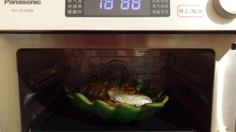 黑木耳肉糜炖蛋蒸白鲞,放入蒸箱,选择原气蒸功能,水箱放满水