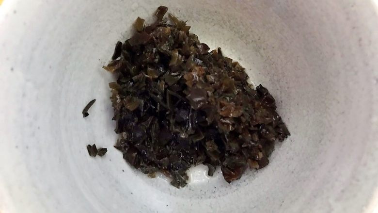 黑木耳肉糜炖蛋蒸白鲞,泡发好的黑木耳去蒂,洗净,如图所示,切成末