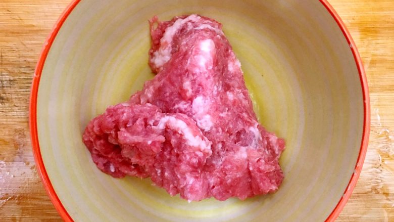 黑木耳肉糜炖蛋蒸白鲞,剁好的肉糜放入大碗,备用