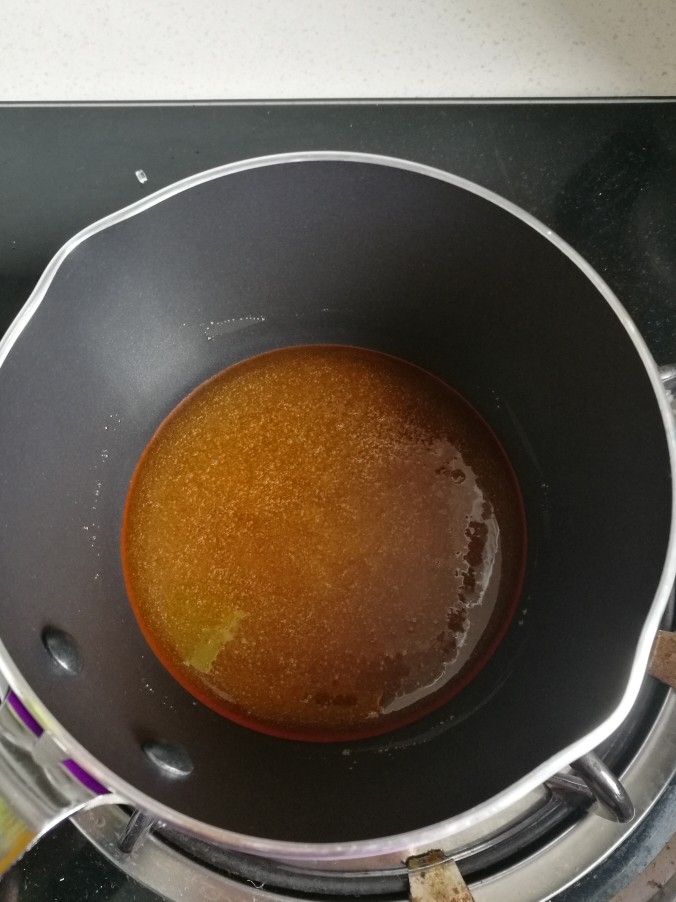 配一脸的焦糖核桃香蕉慕斯,11. 淡奶油与水混合,用微波炉高火一分钟备用,<a style='color:red;display:inline-block;' href='/shicai/ 512'>玉米淀粉</a>与水混合备用,把细砂糖放入不粘奶锅,中火加热,细砂糖融化后用耐热刮刀轻轻混合,当糖液成深褐色的时候离火
