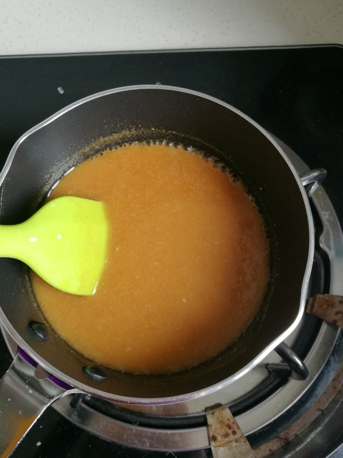 配一脸的焦糖核桃香蕉慕斯,13. 混合均匀后,把剩余的淡奶油跟水倒入到锅中,中火加热至沸腾,加入玉米淀粉水,继续加热30秒,期间要用刮刀不停搅拌,离火