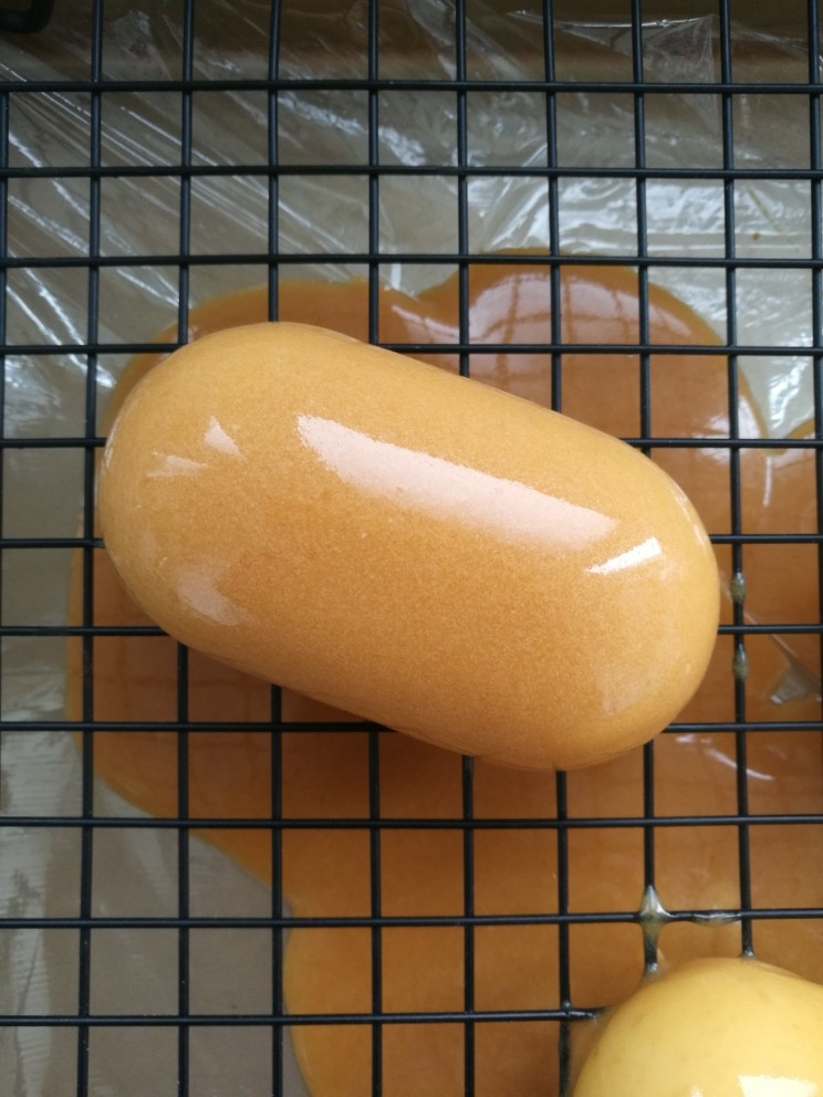 配一脸的焦糖核桃香蕉慕斯,17. 慕斯脱模,把焦糖淋面淋在慕斯上,感觉薄的话可以收集淋面再淋一次