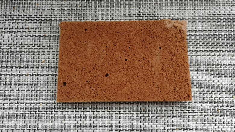 配一脸的焦糖核桃香蕉慕斯,10. 出炉放凉,切成6.5*10.5cm的长方形,备用