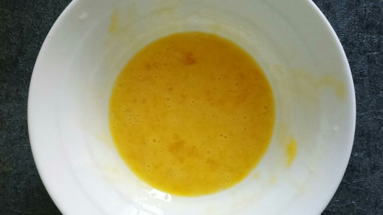 做饼~火腿肠胡萝卜鸡蛋饼,鸡蛋搅散