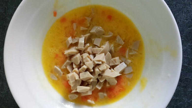 做饼~火腿肠胡萝卜鸡蛋饼,把胡萝卜和火腿肠放进去