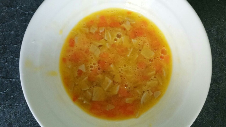 做饼~火腿肠胡萝卜鸡蛋饼,搅拌均匀