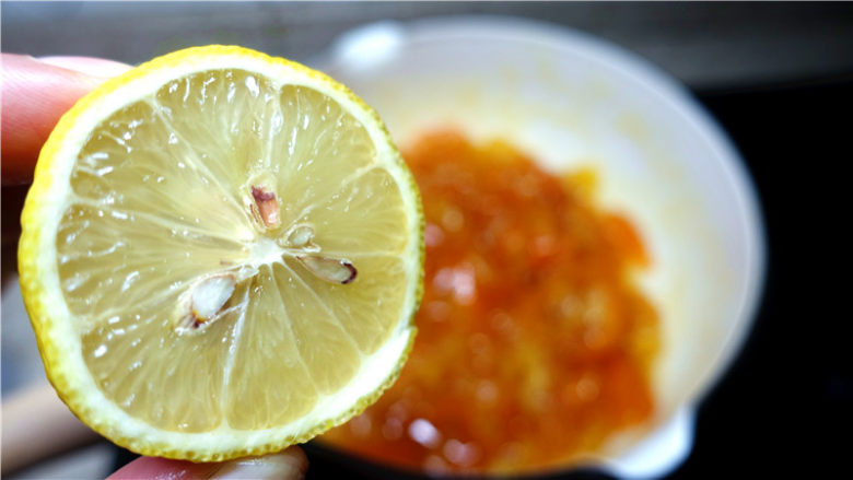 金桔柠檬茶,挤入一个<a style='color:red;display:inline-block;' href='/shicai/ 595'>柠檬</a>的汁,继续小火熬。