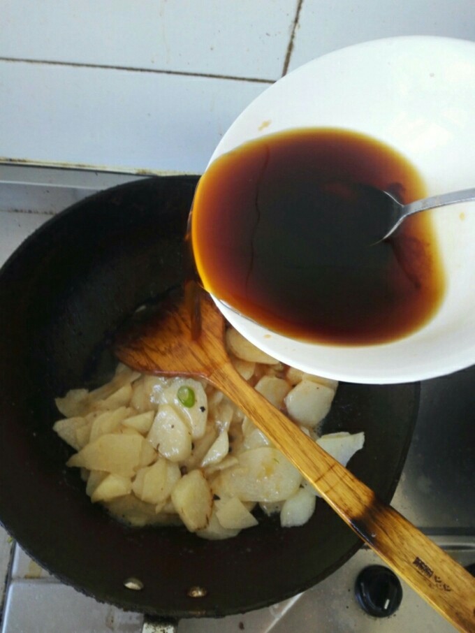 糖醋山药,待山药差不多熟时,放入调好的酱汁