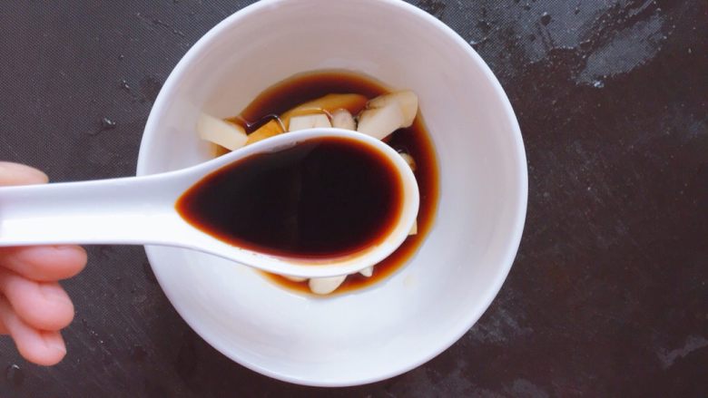 家庭烤鸡(烤箱版),两茶匙<a style='color:red;display:inline-block;' href='/shicai/ 788'>生抽</a>