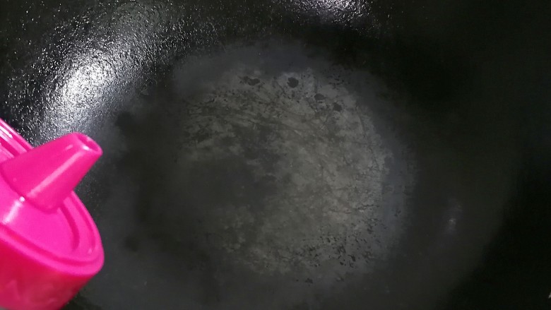 来自星星的鸡蛋君~生抽鸡蛋,锅热倒入适量食用油