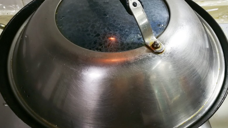 来自星星的鸡蛋君~生抽鸡蛋,盖上锅盖焖煎半分钟,不喜欢吃糖心鸡蛋可以多焖一会可以翻面煎