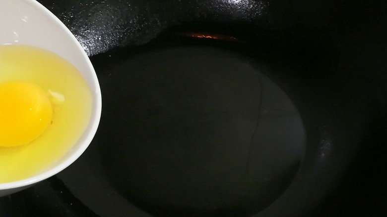 来自星星的鸡蛋君~生抽鸡蛋,油热轻轻倒入鸡蛋