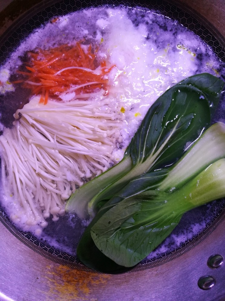 金针菇酸汤面,第二步在温水中打荷包蛋,待荷包蛋完全成形,则把洗好的<a style='color:red;display:inline-block;' href='/shicai/ 234'>金针菇</a>,油菜,胡萝卜下锅炒一下不要时间太长。