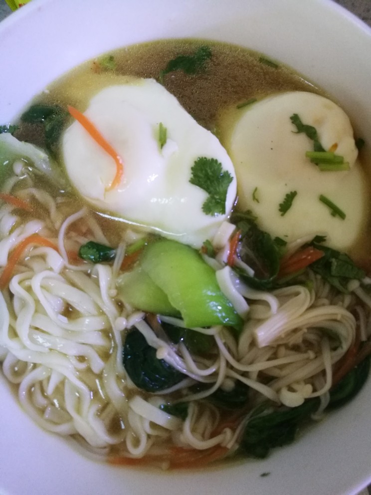 金针菇酸汤面,第五步把准备好的食材放入面中把做好的酸汤往面中一倒,大功告成一碗充满爱意的酸汤面做好。