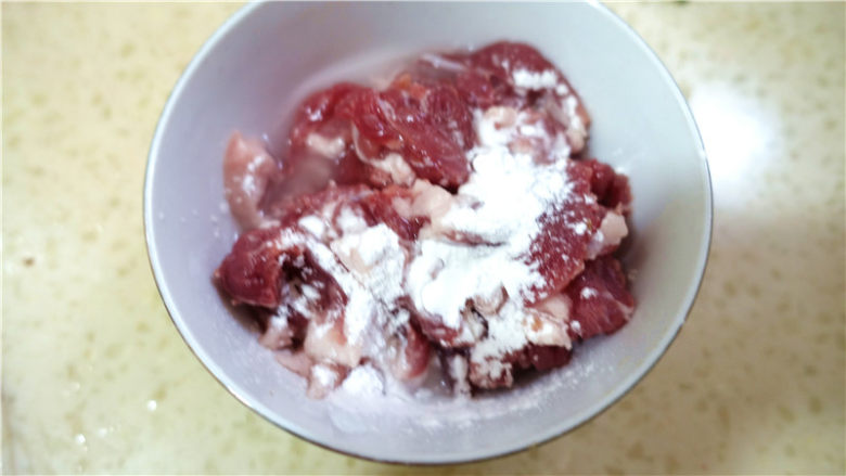 香菇甜椒肉片,.将<a style='color:red;display:inline-block;' href='/shicai/ 414'>猪肉</a>切成薄片,放适量淀粉,少许清水,拌匀,抓捏几下。