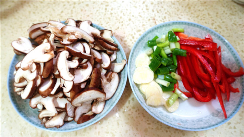 香菇甜椒肉片,将蔬菜洗净，<a style='color:red;display:inline-block;' href='/shicai/ 230'>香菇</a>切成薄片，<a style='color:red;display:inline-block;' href='/shicai/ 3534'>甜椒</a>切细丝，葱切节，<a style='color:red;display:inline-block;' href='/shicai/ 2794'>大蒜</a>切成薄片。