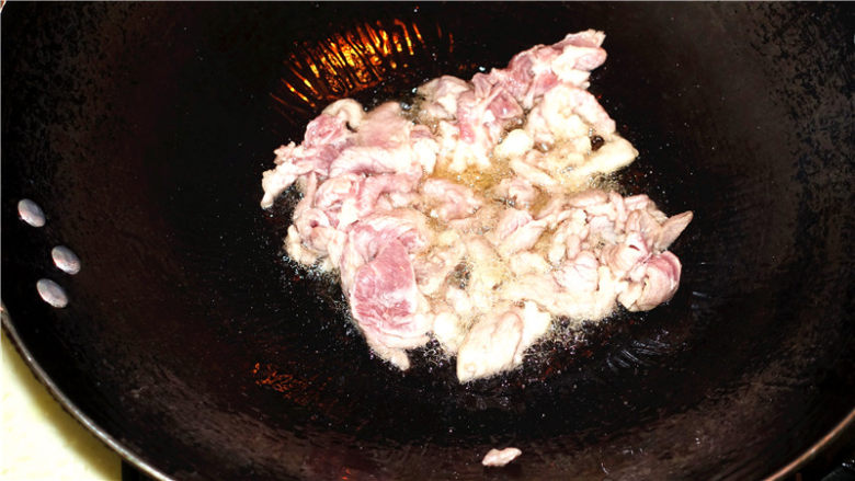 香菇甜椒肉片,将肉片放入锅里,翻炒。