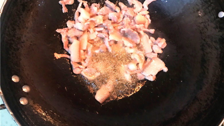 香菇甜椒肉片,炒至肉片变色。