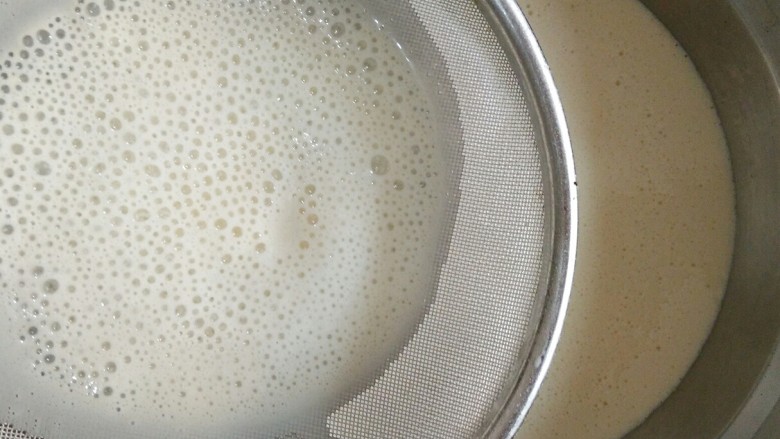 香蕉坚果可丽饼,将搅拌好的粉糊过筛(根据需要可以过筛2遍),然后放入冰箱冷藏室冷藏20分钟。