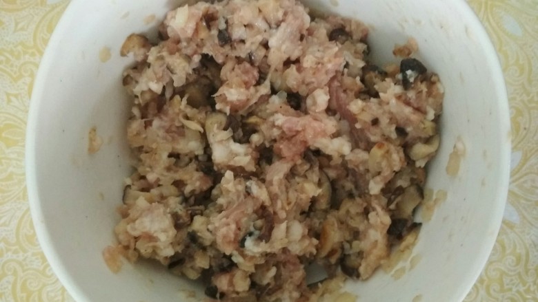 家常肉饼,<a style='color:red;display:inline-block;' href='/shicai/ 414'>猪肉</a>,<a style='color:red;display:inline-block;' href='/shicai/ 230'>香菇</a>剁碎加入<a style='color:red;display:inline-block;' href='/shicai/ 720'>胡椒粉</a>,<a style='color:red;display:inline-block;' href='/shicai/ 829'>十三香</a>，<a style='color:red;display:inline-block;' href='/shicai/ 718'>料酒</a>，<a style='color:red;display:inline-block;' href='/shicai/ 692'>酱油</a>，<a style='color:red;display:inline-block;' href='/shicai/ 721'>蚝油</a>，食盐，<a style='color:red;display:inline-block;' href='/shicai/ 849'>花生油</a>朝一个方向搅上劲