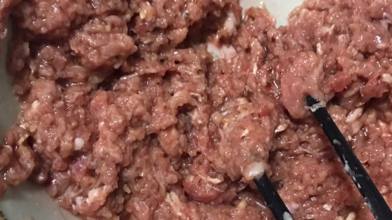 千层牛肉馅饼,少量多次的倒入葱姜水,顺时针搅拌,直到牛肉馅上筋