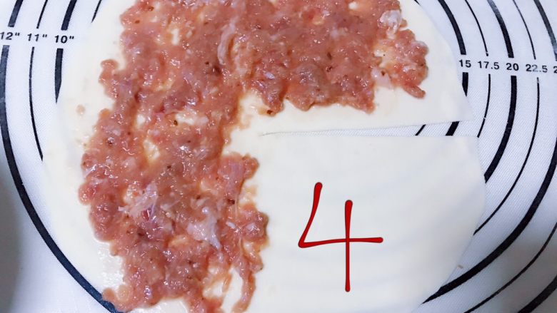 千层牛肉馅饼,将肉馅铺满1-3,靠边的地方不放,留出一点点空白。
4的位置也不要放。