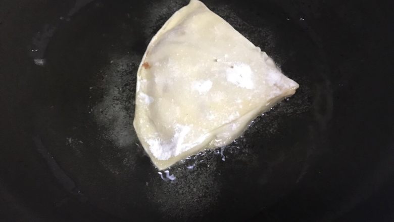 千层牛肉馅饼,热锅放油,油热之后开小火,放入饼小火慢煎