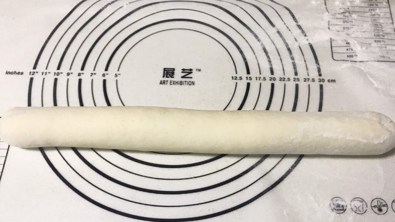 千层牛肉馅饼,取出松弛好的面团,搓成长条状;