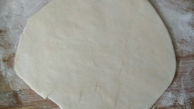 家常肉饼,取一面团擀成2毫米厚薄片