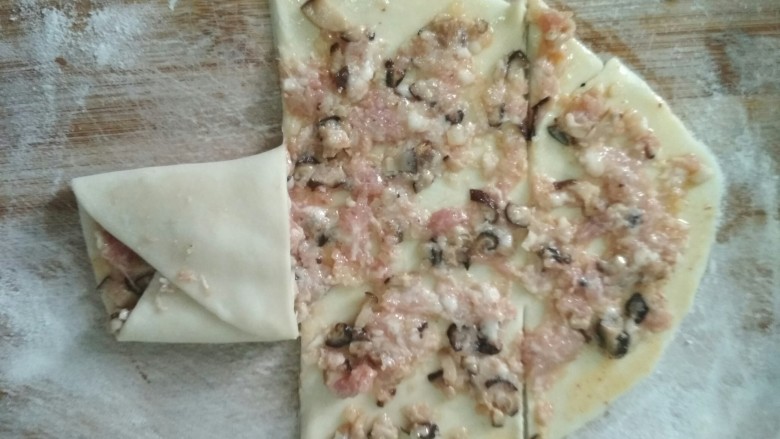 家常肉饼,把下面向中间折起