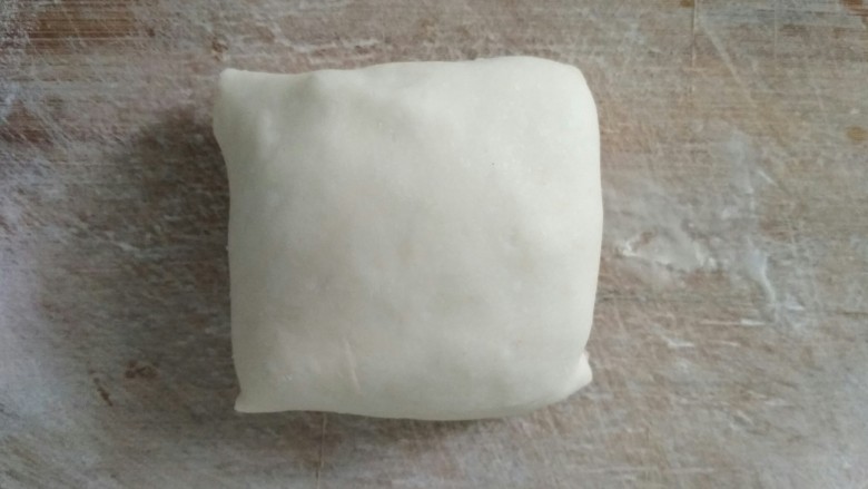 家常肉饼,依次折起叠成一个方块,边缘捏好,不要露馅