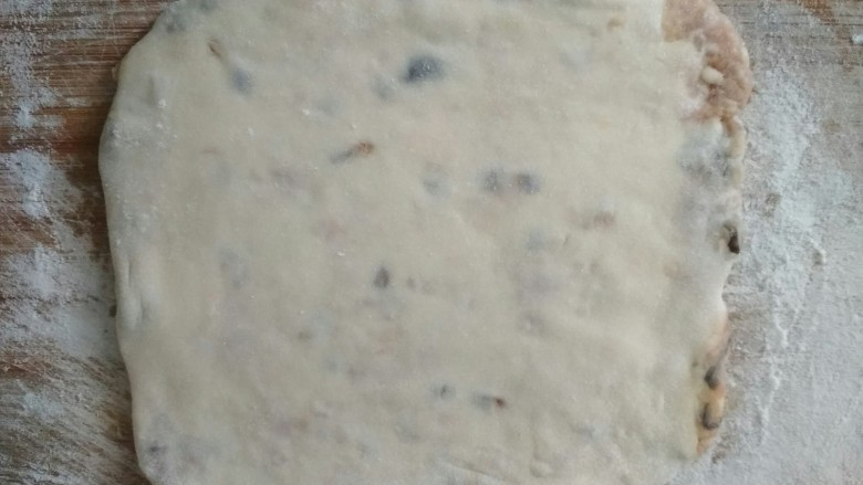 家常肉饼,慢慢从饼中间向四边擀成薄饼