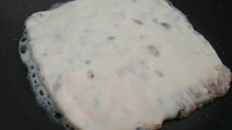 家常肉饼,热锅倒油,放入肉饼
