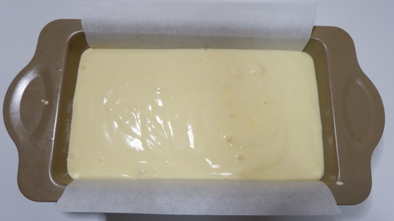 古早味—优格千叶纹蛋糕,预留一点点蛋糕糊备用。
剩余的全部倒入模具。轻震几下,震去大气泡。