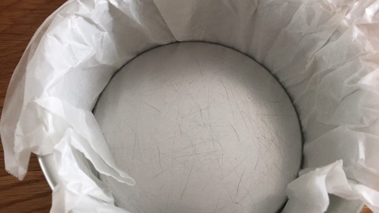 蜂蜜凹蛋糕,戚风模具垫上油纸,烤箱预热170度,我会先预热180度,然后再调整。