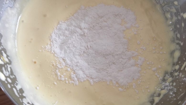 蜂蜜凹蛋糕,加入过筛的低筋面粉搅拌均匀;