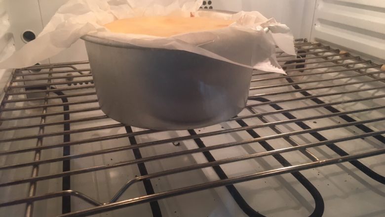 蜂蜜凹蛋糕,170度12分钟左右。这里是关键。为了要达到爆浆的状态,12分钟左右可以开烤箱门,戴上手套抖动蛋糕模具。
如果觉得有液体晃动,那就等上色满意就可以出炉啦!如果没有流动现象,证明内部已经凝固了。另外,每个人烤箱温控不一样,可以10分钟就观察状态!