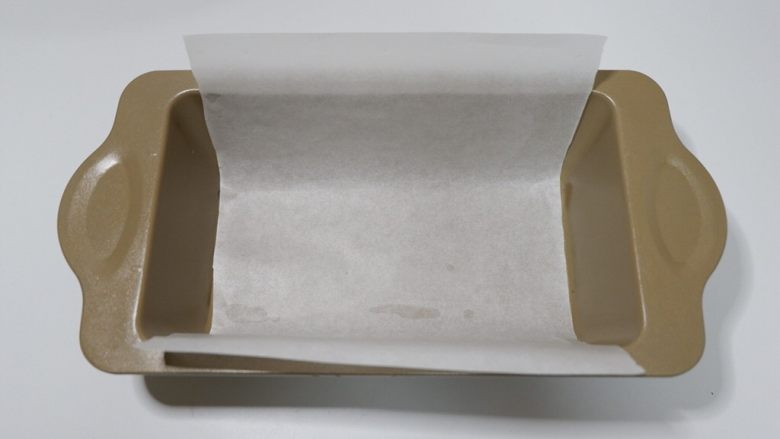 古早味蛋糕—烫面法,模具尺寸为23x14x7cm(或者8寸圆形模具)
剪一张同模具大小一致的油纸铺在底部