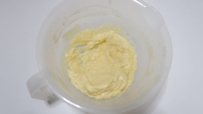 榴莲戚风蛋糕,将榴莲打成泥