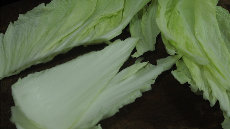 白菜帮酿肉,白菜帮洗干净,沿着帮子把叶片部分切下来