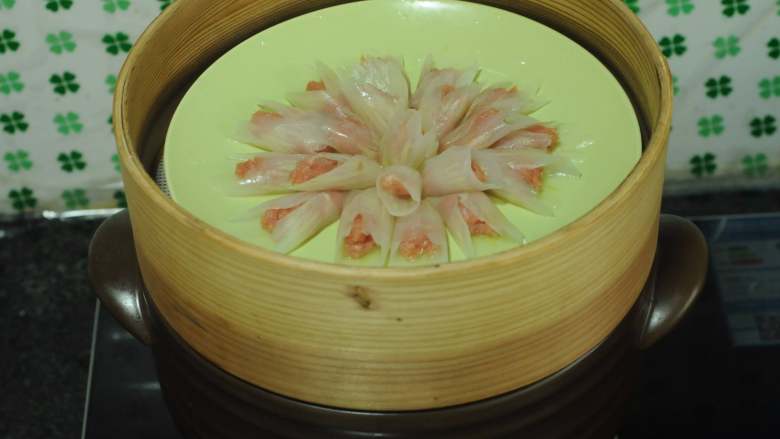 白菜帮酿肉,放到盘子里,摆成花的形状