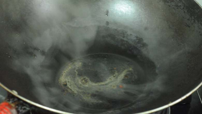 白菜帮酿肉,将蒸出的汤汁倒出来,加入少许生抽,烧开
