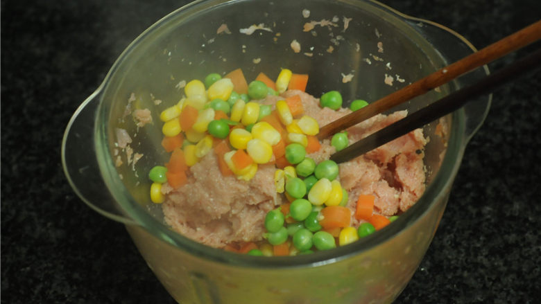 百财多福卷,汆烫好的蔬菜粒倒入肉馅里,搅拌均匀备用