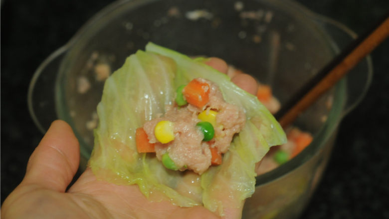 百财多福卷,取一片白菜叶,放上少许肉馅